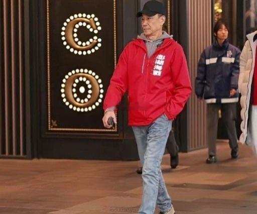 他生于1946年，虚岁已经80了，这样的岁数这样的状态无敌了！就问你服不服？​​
