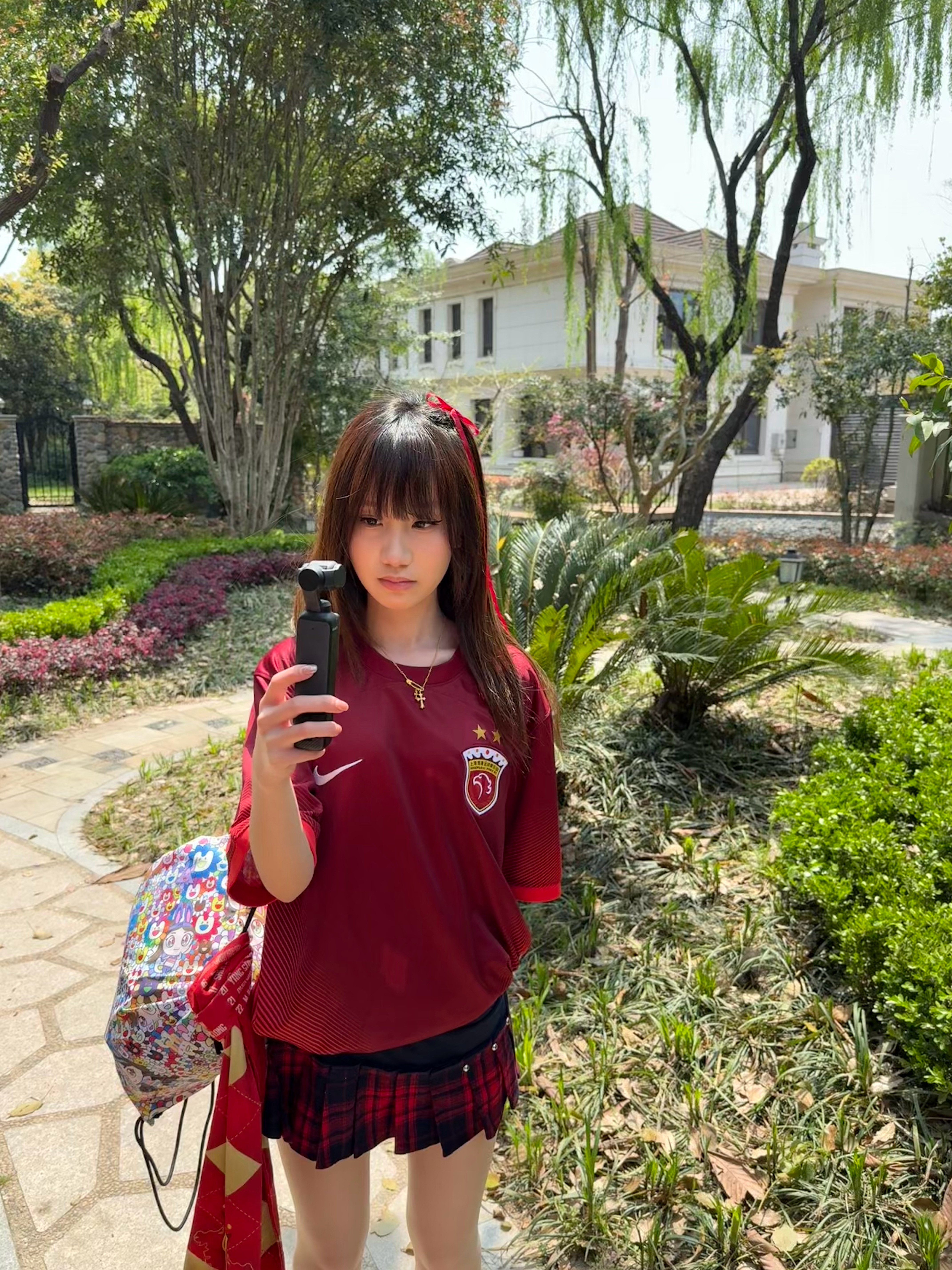 妹妹最终还是选了粉色外观+红色内饰我感觉会很爆炸的一个颜色配置。但是妹妹喜欢hh