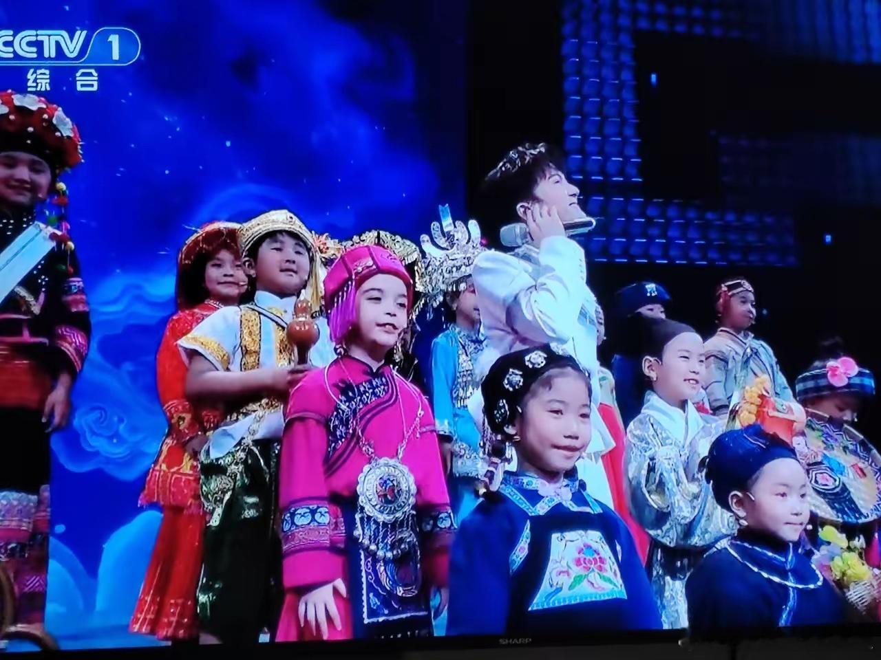 央视春晚估计是在给周深减压。想上春晚的舞台，不是件容易的事。但对于周深可以说是却