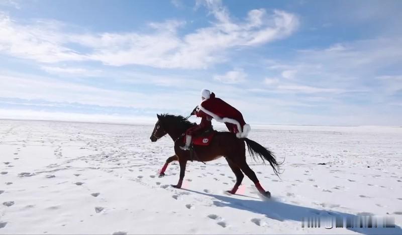 别再误解贺娇龙骑马是作秀博眼球了。从昭苏支教回来的哥们说，贺局长真人瘦弱，说话轻
