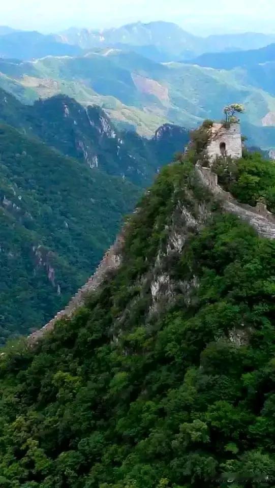 我的家乡是一个四季分明的地方，家乡的母亲河是永定河，河面上有座破桥叫卢沟桥，家乡