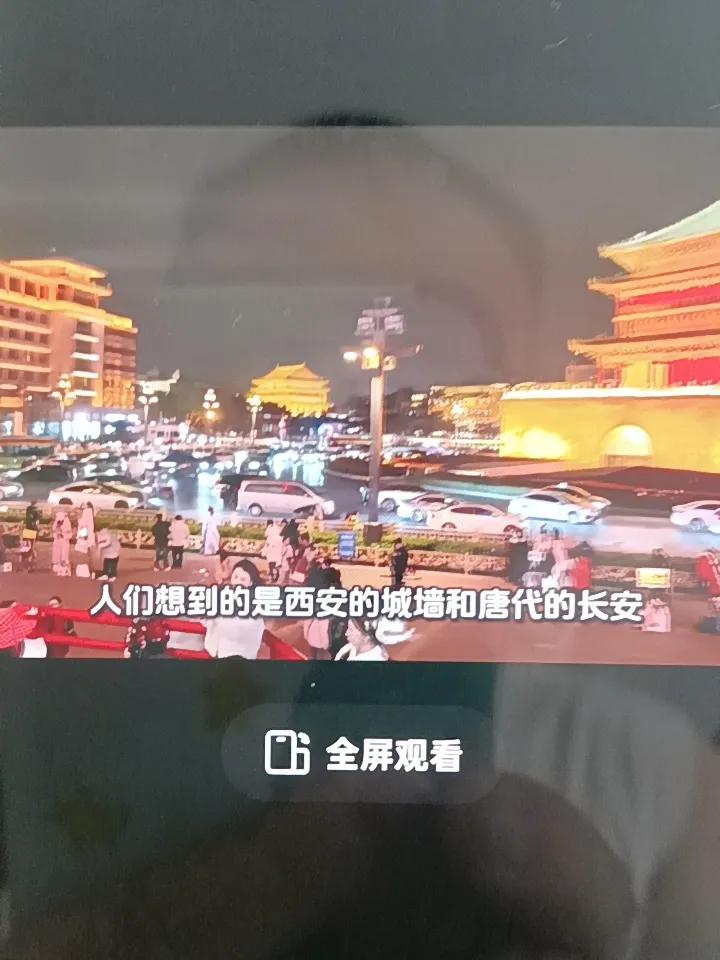 一，厚重的历史印记。最直接的联想便是兵马俑，那支沉默的地下大军是秦始皇陵的奇迹。