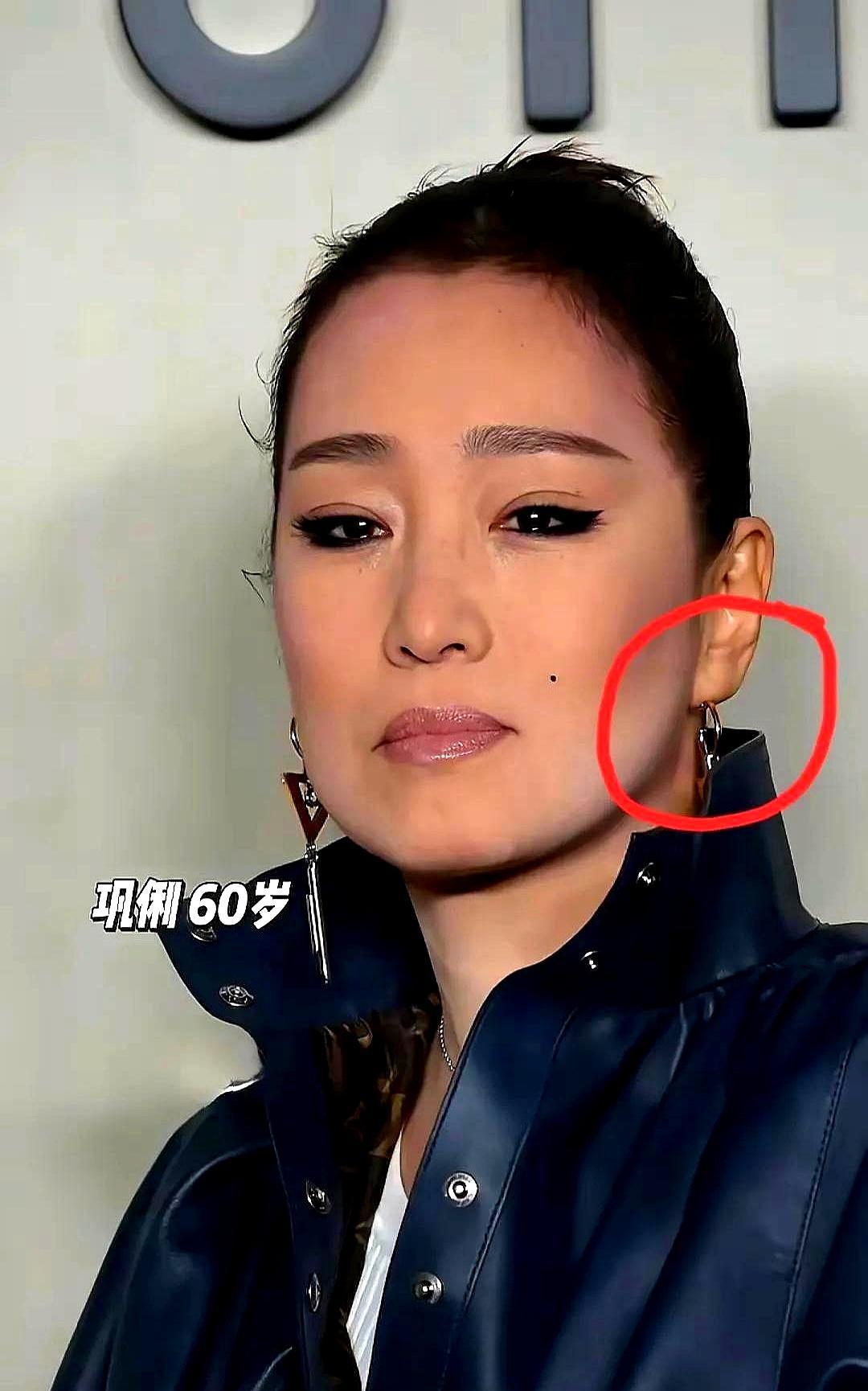 57岁巩俐没耳洞，耳环照样挂稳29年戛纳红毯，鳞片礼服闪得人睁不开眼，耳环