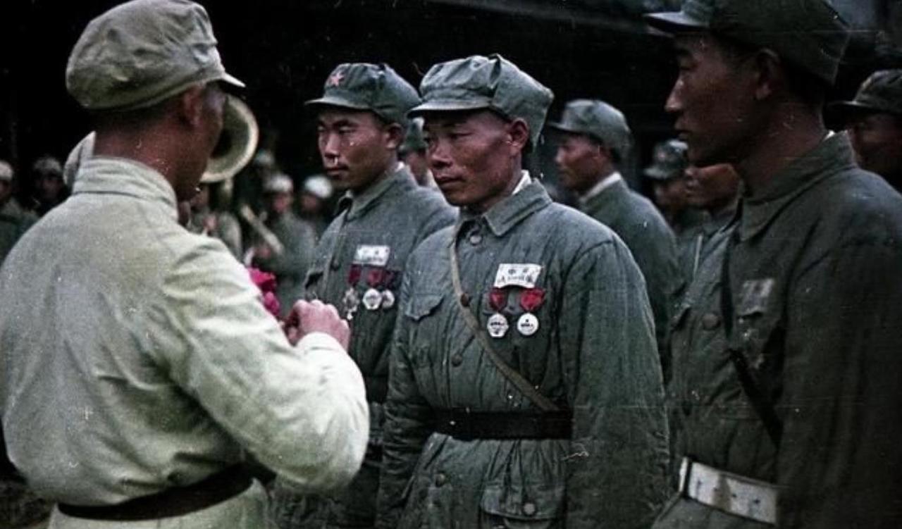 1950年，为了迎娶爱人，第184师的副连长肖万世登门求亲。老岳父一见肖副连长，