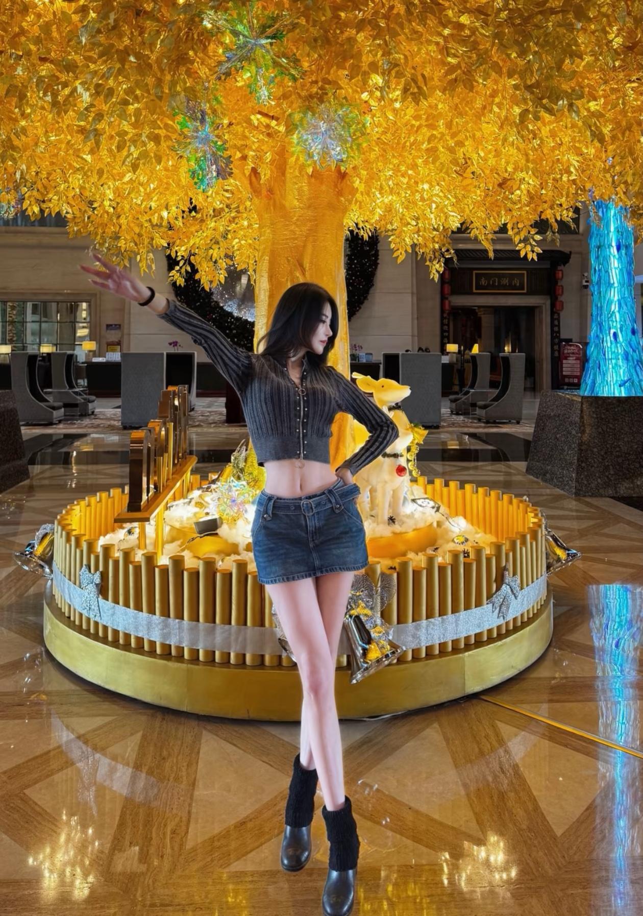 置身金色树海，感受奢华与梦幻的完美融合。