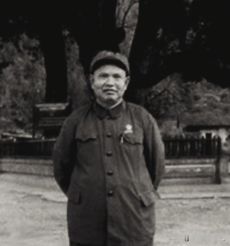 1939年，日军冲锋时，竟脱掉军装，只穿白衬衣。副团长王耀南非常疑惑，但看到战士