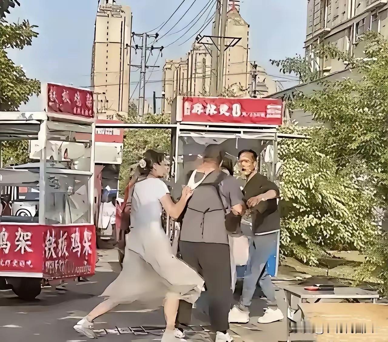 谁能想到，一条内裤能惹出几万块的麻烦？近日湖南淮南俩摊贩起争执，其中一男子