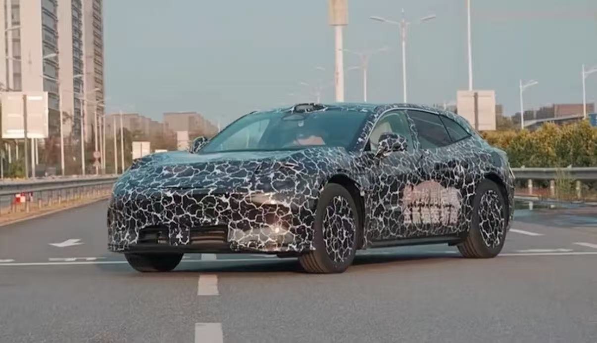 启境首款猎装轿跑谍照曝光网上曝光了一组启境首款猎装轿跑测试车的谍照，这么看，外