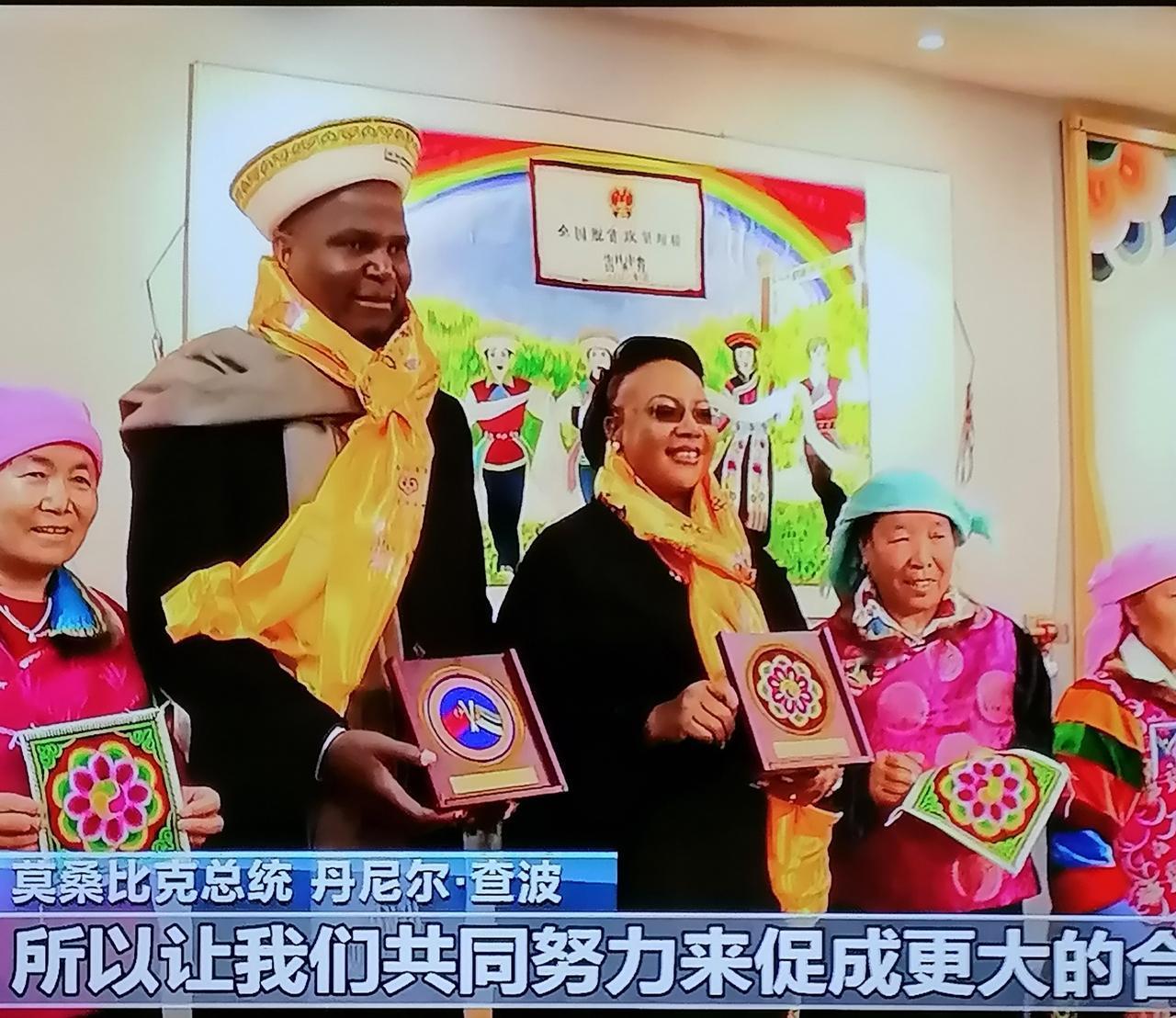 正在中国访问的莫桑比克总统丹尼尔•查波身高竟然达到了2.08米！[哭哭]