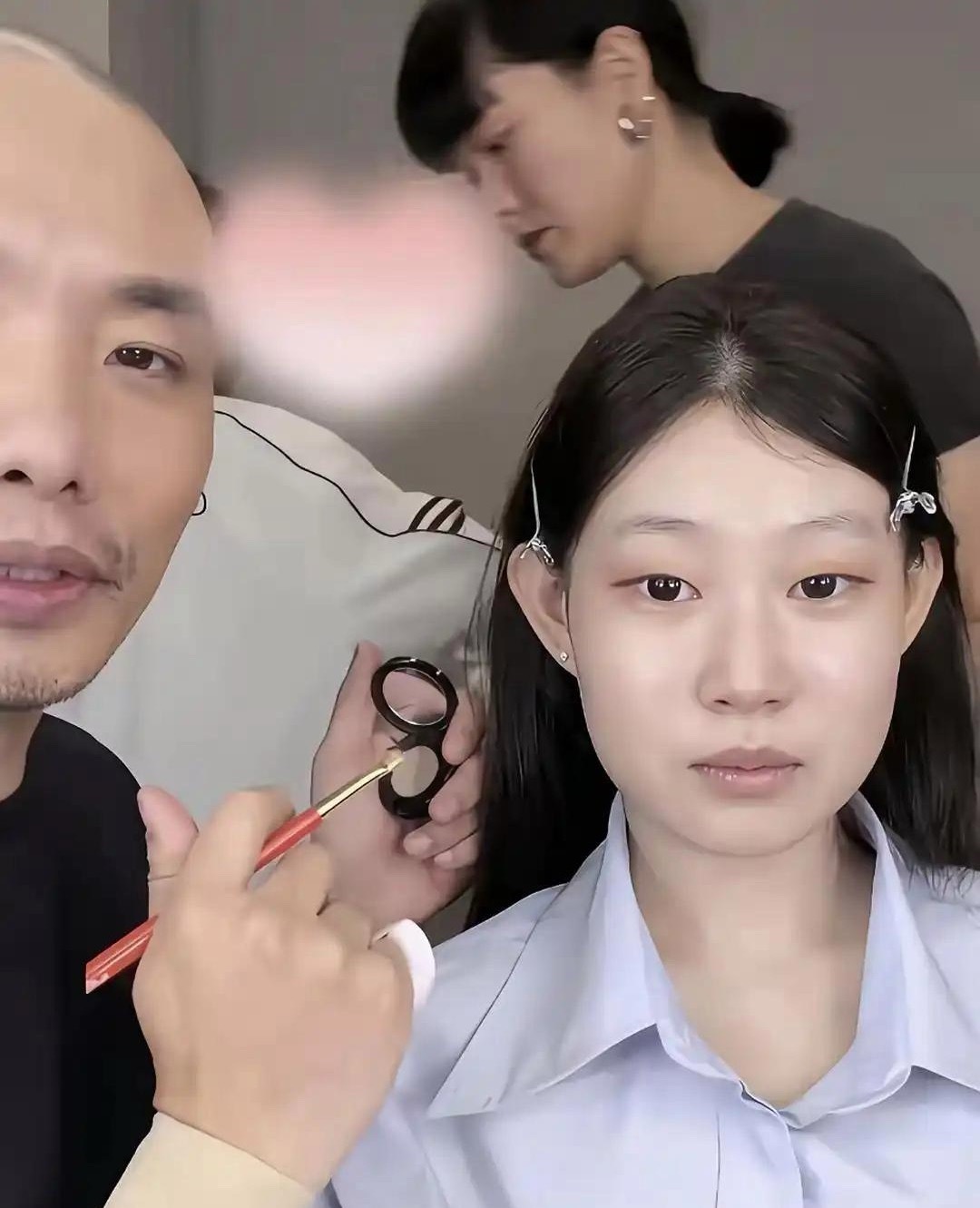 沈佳润，每次的化妆费用超过2万。据说，聘用的化妆师—王亚飞，在彩妆界算是一哥。说