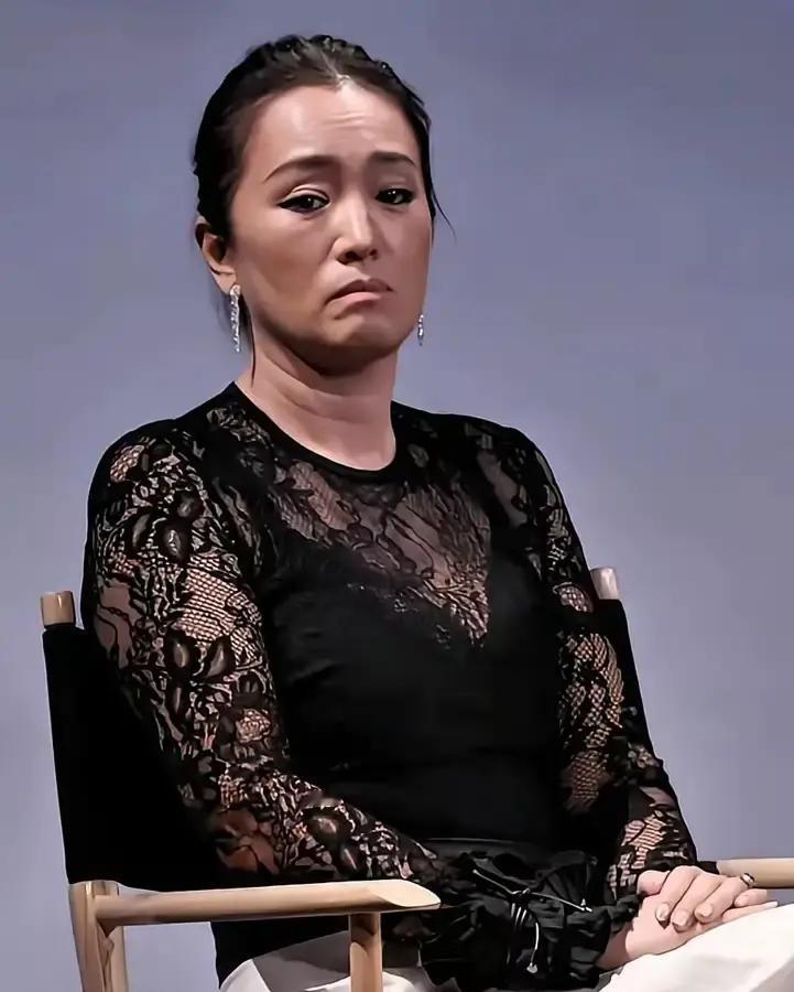 巩俐今天凌晨现身巴黎LV总部，一身黑色长大衣配红唇，气场全开。现场是2025