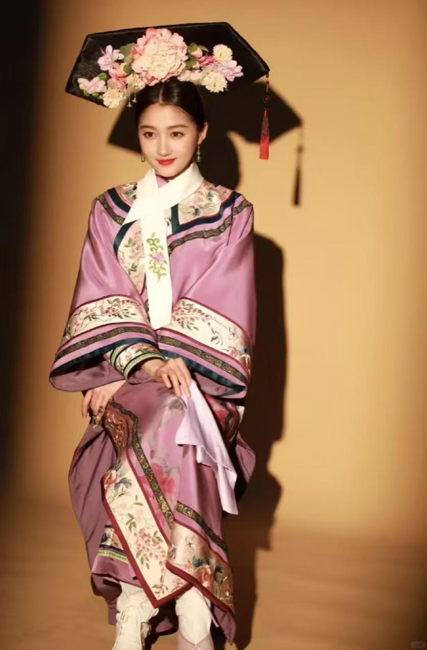 那些攻击关晓彤是满族八旗的网友，他们有没有想过，国内还有很多名人也是八旗后裔。白