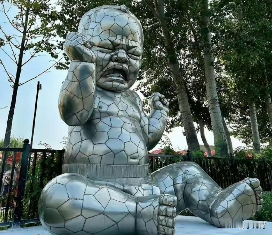 看，这也是某院的作品，怎么看，你第一印象如何？不管怎么看这雕塑看着有点诡异，小孩