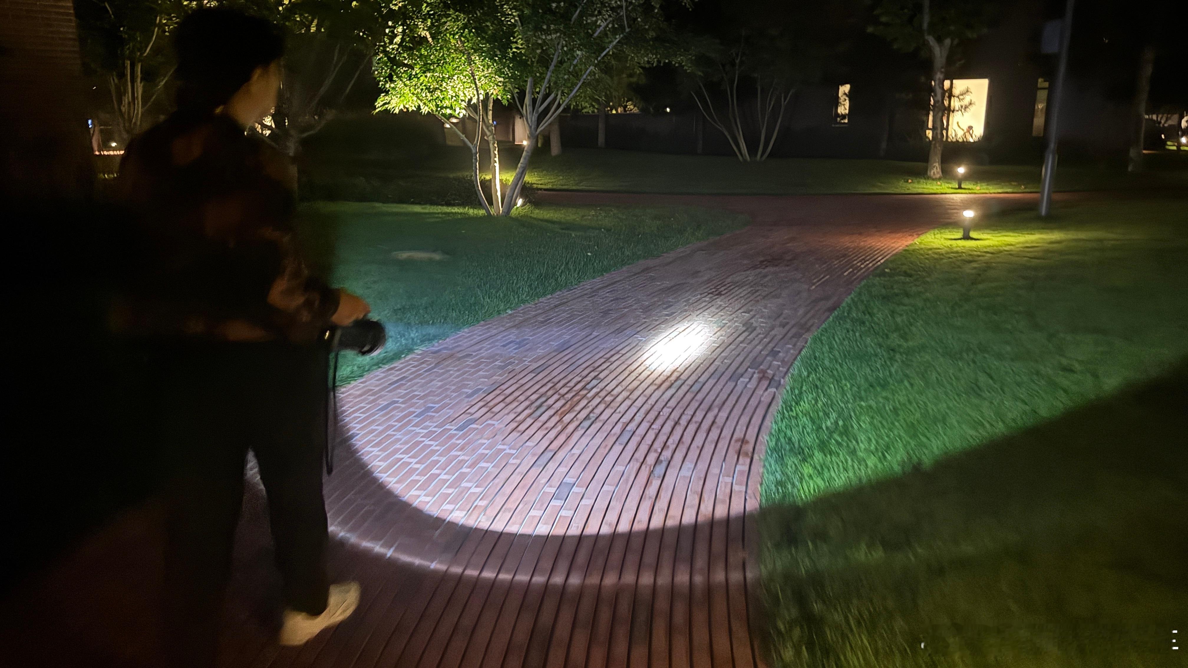 不小心把房卡丢了……我妈说帮我找找，拿了个探照灯那么亮的手电筒🔦…这总不能再找