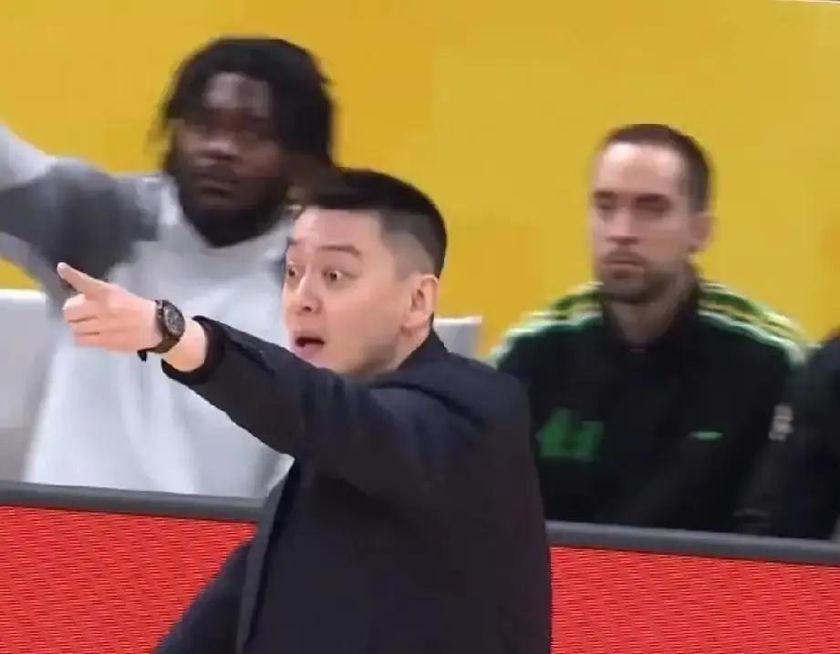 辽宁这场输球，是杨鸣亲手按下的核按钮倒计时。你看战术板：奥利弗只打8分钟，