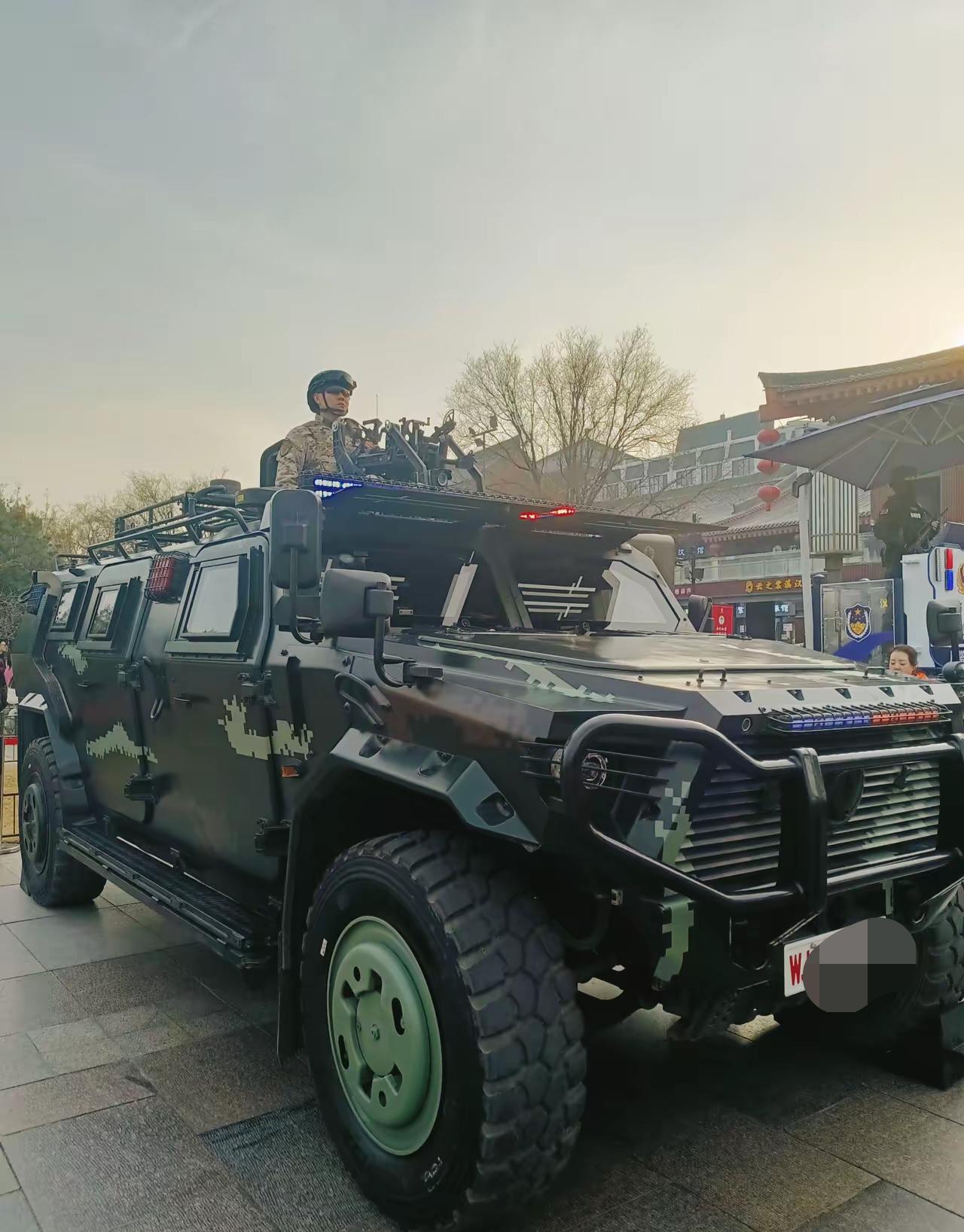 西安大唐不夜城春节期间停靠着“大家伙”保障人民群众安全，看着也是一种享受，让人油