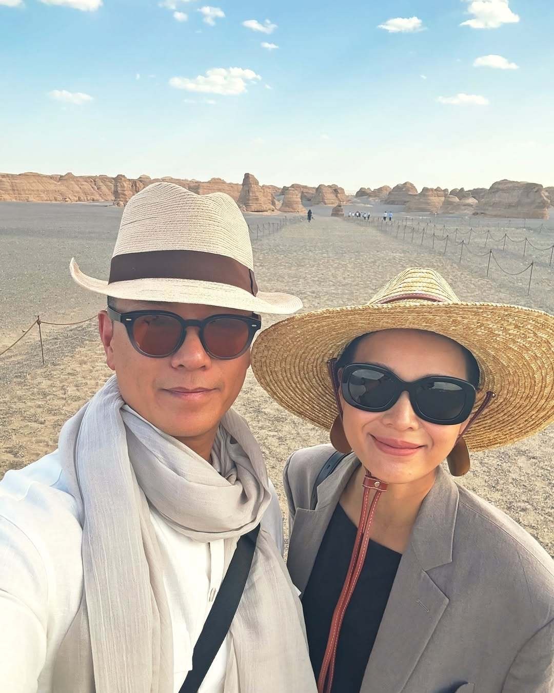 胡杏儿和老公李乘德敦煌旅游照​​​