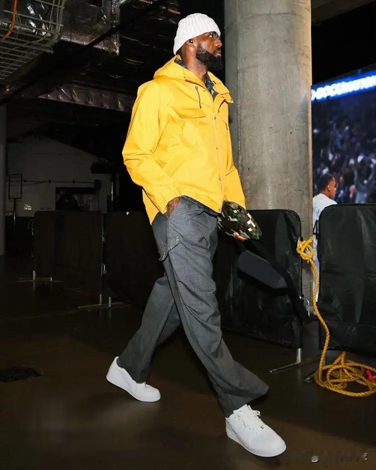 NBA总裁萧华对詹姆斯真是忍无可忍了！今天据美国名记AlexSherman透露