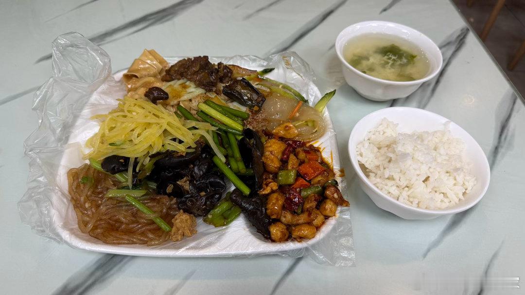 这次来长春，除了奥迪一汽的活动外，还远了一个梦-“盒饭梦”。抖音上总有十几块钱畅