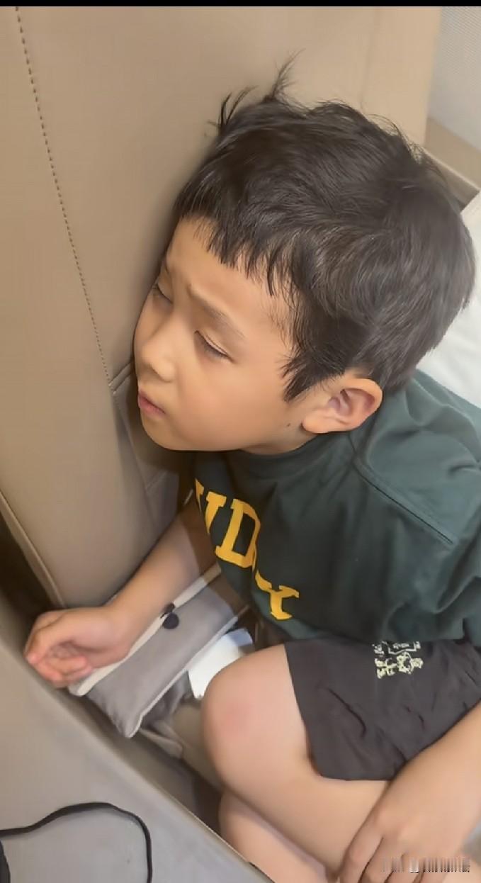 许昕和姚彦带着俩孩子出去玩了。打完全锦赛，许昕就说提前答应好孩子们要出去玩儿，