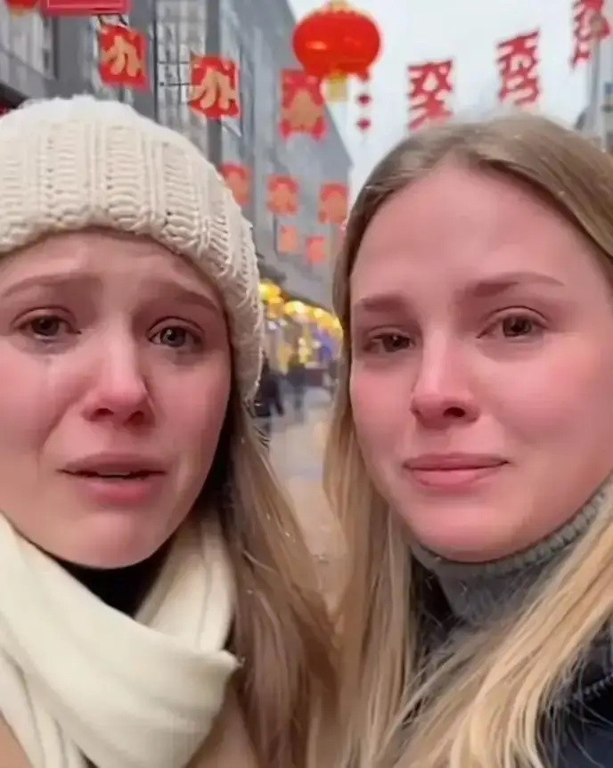 两位乌克兰美女在大街上对着镜头用中文哭着说：“因为战争，家人都在不了，我们来到中