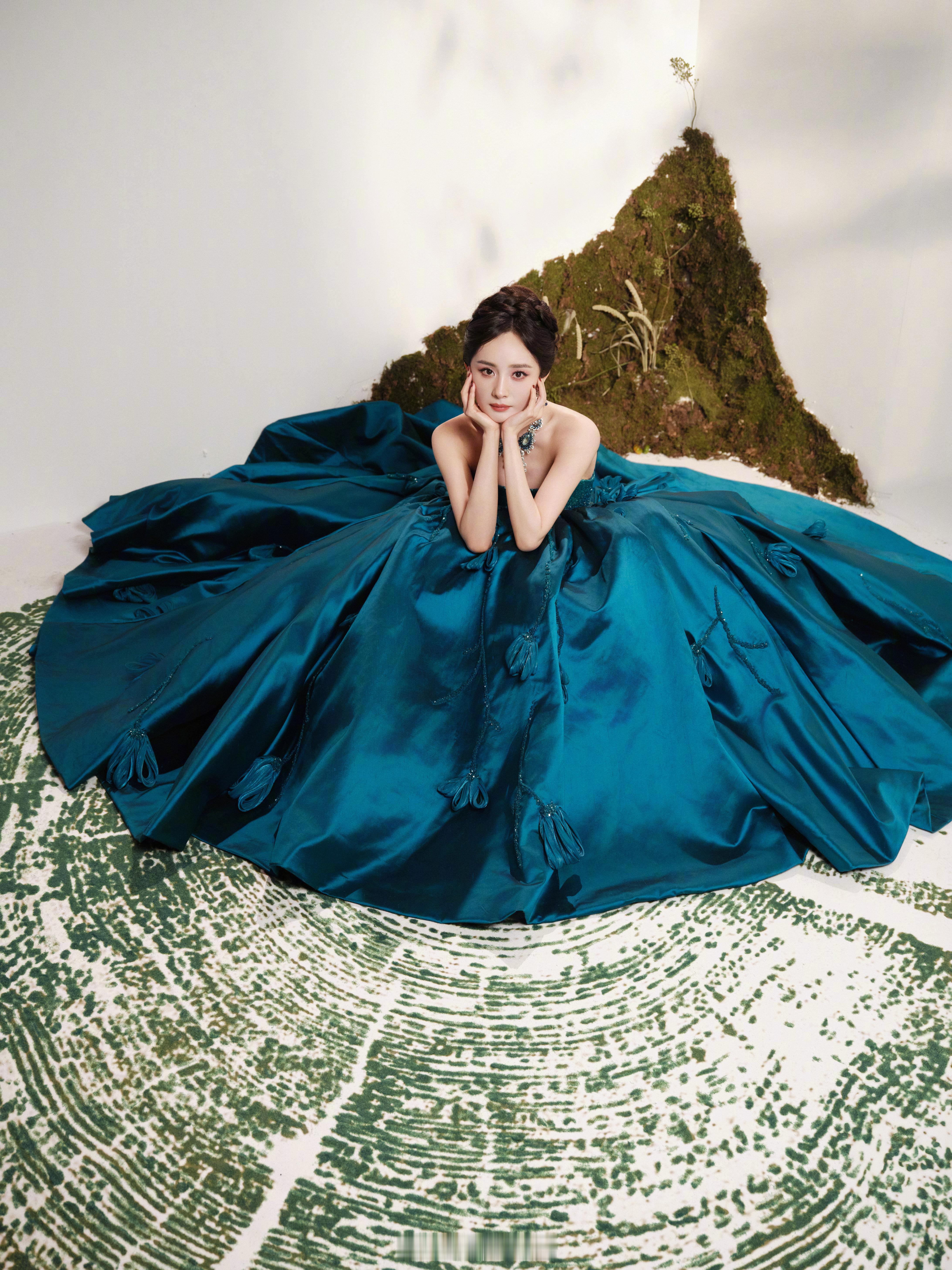 只想说，还得是杨幂啊。美貌、气质、质感样样顶级。孔雀蓝色的大颗宝石和礼裙交相辉映