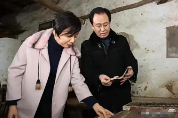 受过高等教育的就是不一样，不信你看唐时达，面对记者的提问时，他全程只让对方举证，