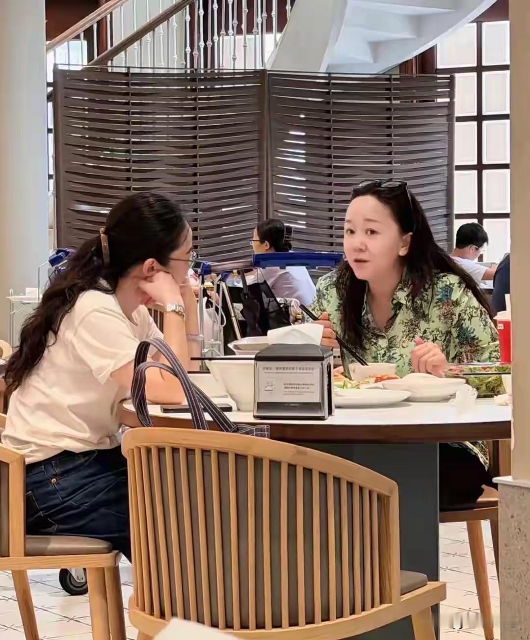 王一楠近日在阿那亚食堂被网友素颜偶遇，瞬间引发热议。照片中的她身穿宽松花衬衫，随