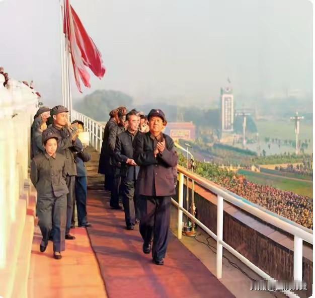 这张珍贵合影拍摄于1962年，在天安门城楼护城河上，毛主席带领着国家领导人一起往