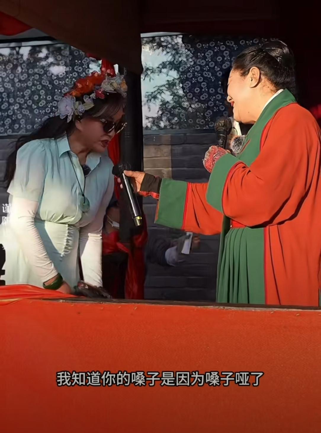 近日刘晓庆去万岁山和王婆互动引起网友们的争议，面对刘晓庆的到来，王婆与台下的观众