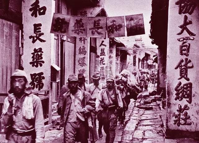 1942年初，蒋介石派人视察长沙会战的阵地，看见满山满谷都是日军尸体后，一个高参