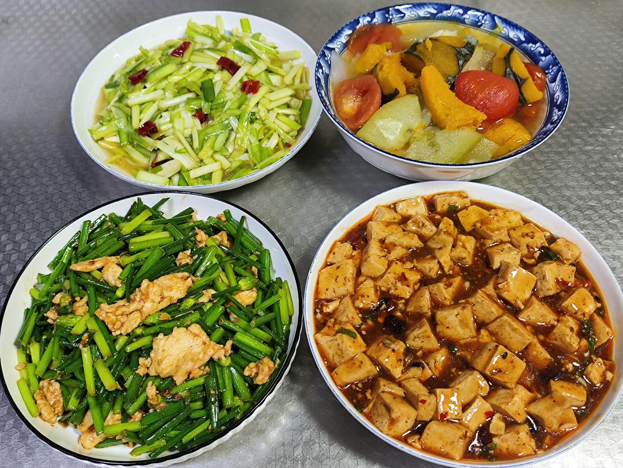 6月16日的午餐分享来啦，简简单单的三菜一汤搭配二米饭。鸡胸肉炒韭菜花，鲜爽入味