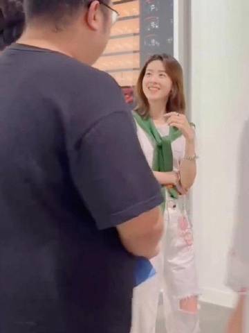 32岁奶茶妹妹章泽天逛画展被偶遇，她穿着洞洞裤，笑得很甜像18岁