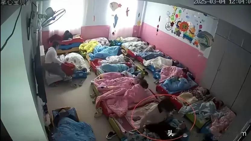 上百条虐童片段曝光！3岁女童遭4名幼师轮番施暴，幼儿园关停多人被诉“妈妈，我