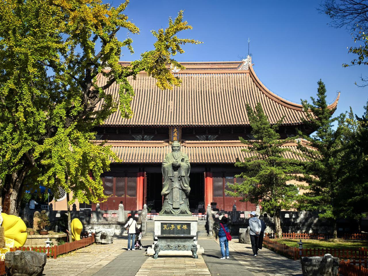 苏州文庙。它位于苏州城区人民路45号，是北宋范仲淹所创立，开启了州县办学先河。