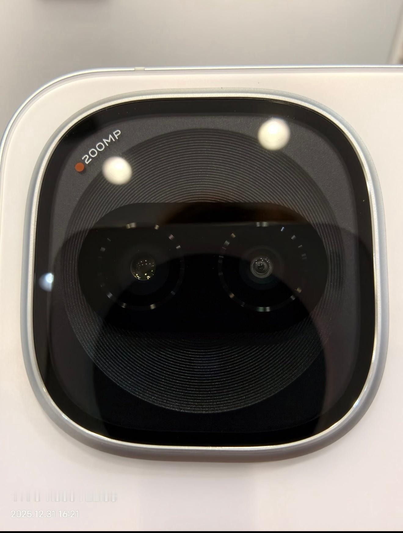 iQOOZ11Turbo这颜值和Deco设计满分不过份吧？