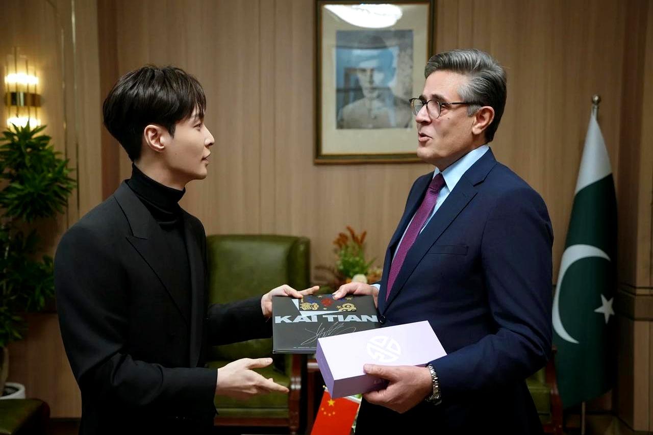 张艺兴英语开挂，竟是为中巴建交75周年埋梗？评论区直接炸了：“这还是那个长沙小