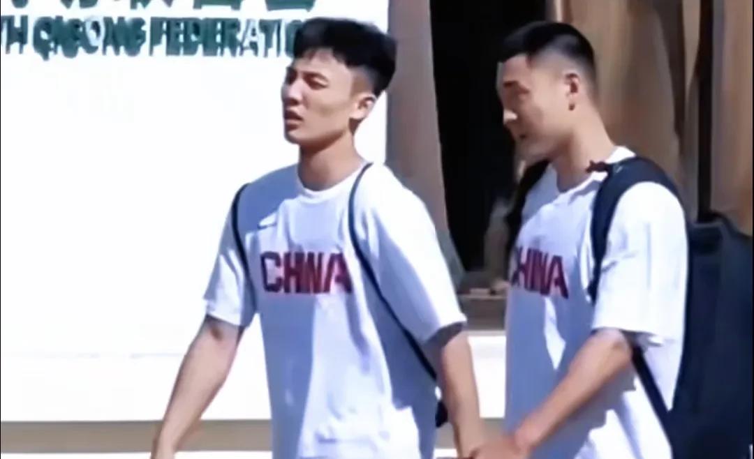徐杰又长高了？1米85的高诗岩，走在徐杰身旁，竟然没有徐杰高？要知道徐杰官方身