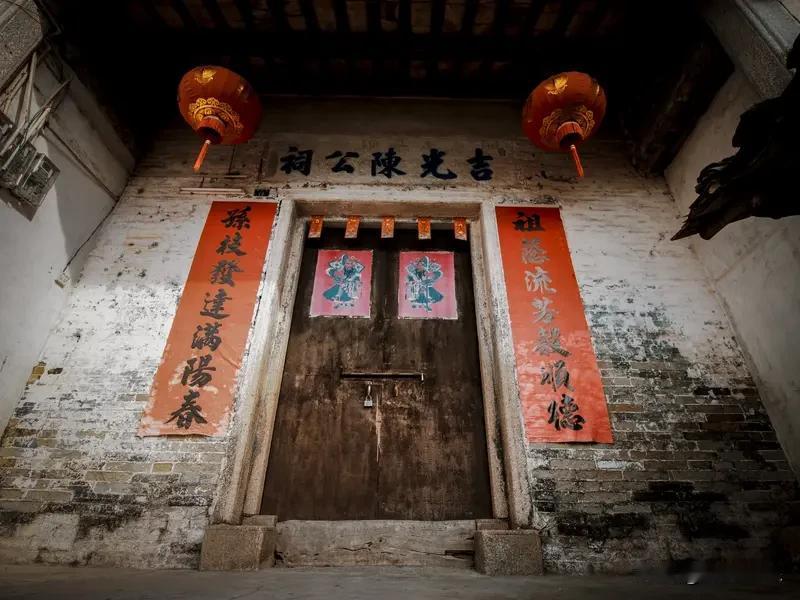 古籍中记载的鬼故事太子少保马公亮自己说：年少时在庐州城外的佛寺里学习。一天晚上