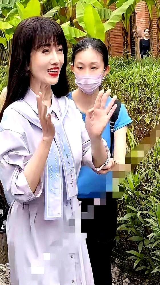 72岁还这么拼，赵雅芝缺钱了？高温天，浓妆假发高跟鞋，她就这么站在台上录节目