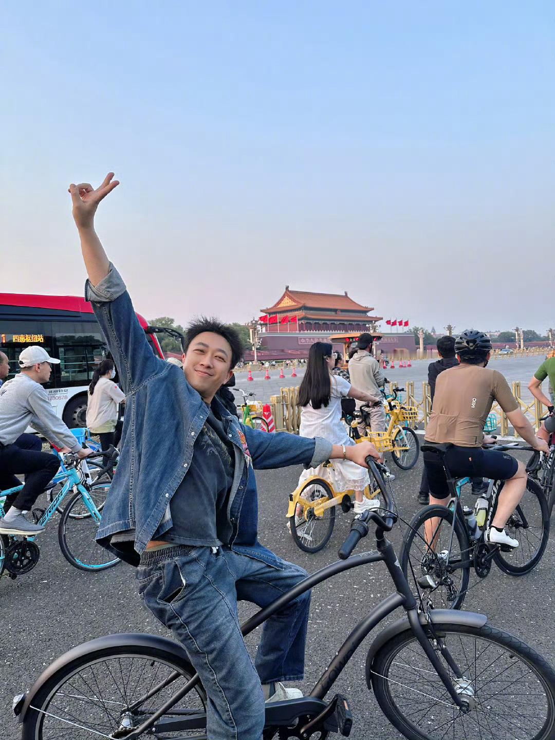 于正立志要回到25岁的状态哈哈哈于正你加油[加油]于正要跟AI图一样​​​