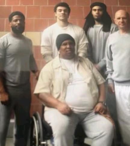 路易吉的新照片，肩膀更宽了，这是天天在里面撸铁吗？越发身强体壮。自带主角光环的