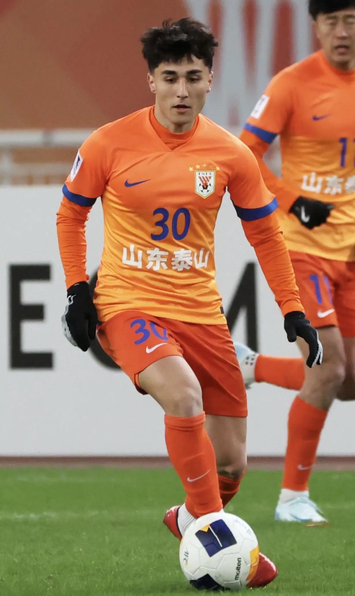 阿卜杜肉苏力更新社媒告别泰山队：再见👋。今天，我终将脱下了这件穿了15年，早已