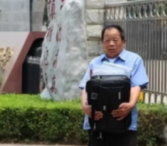 2011年，郑刚在11天内连续捐精5次后突然猝死，他的父亲对这个医学博士儿子的去世不能接受！最后向医