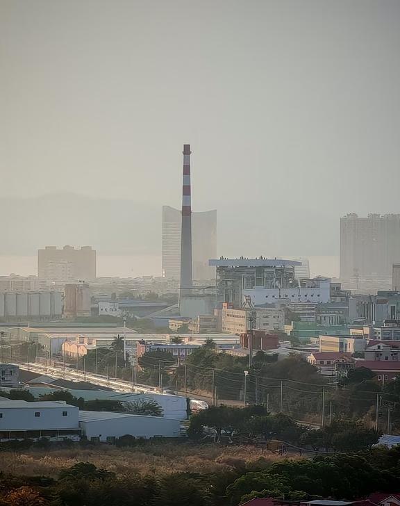 厦门杏林这两辆动车已经停在这里半天了？这是在干嘛？咋会停这边？以前看到的都是直