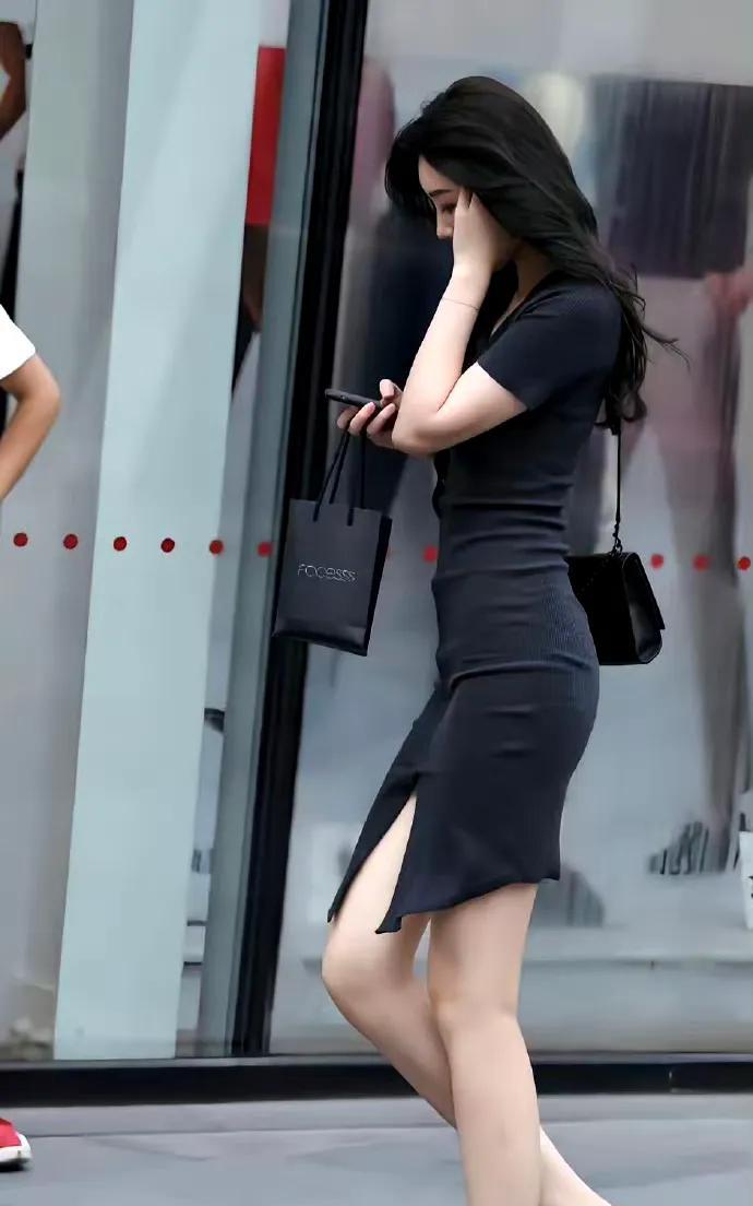街头偶然相遇，恰似仙子降临凡间。那女孩美得摄人心魄，气质超尘脱俗，是这喧嚣闹市中
