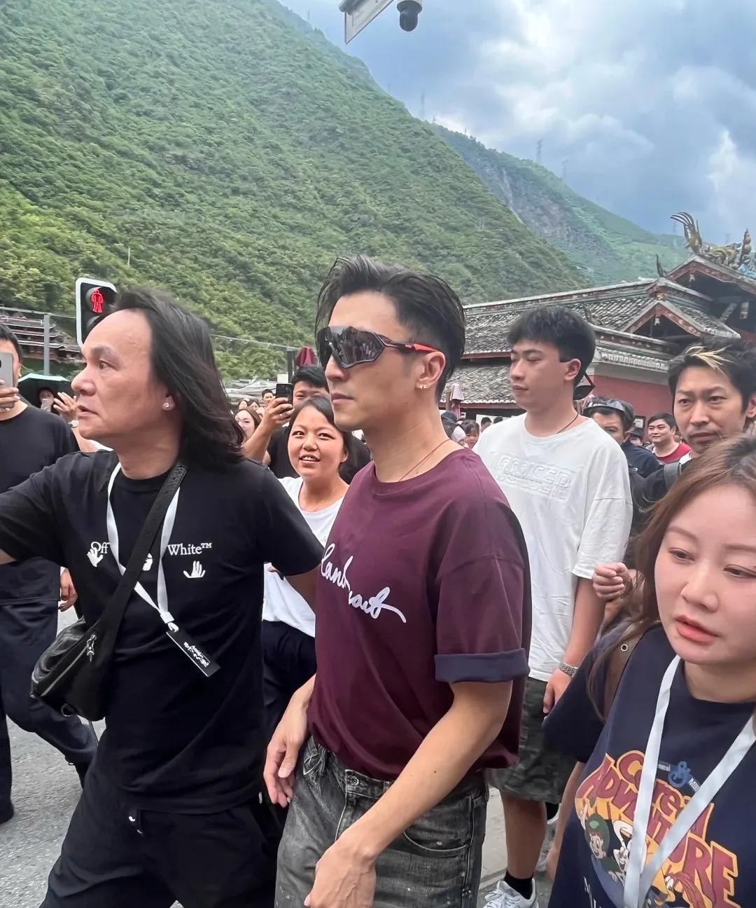 明星就是明星，霆锋气质在人群格外亮眼，就是个子不足170cm,稍微显得没