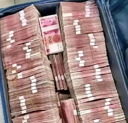 啥是洗钱？给你举个最易懂的例子：你买彩票中了800万，国家扣20%的税，到手64