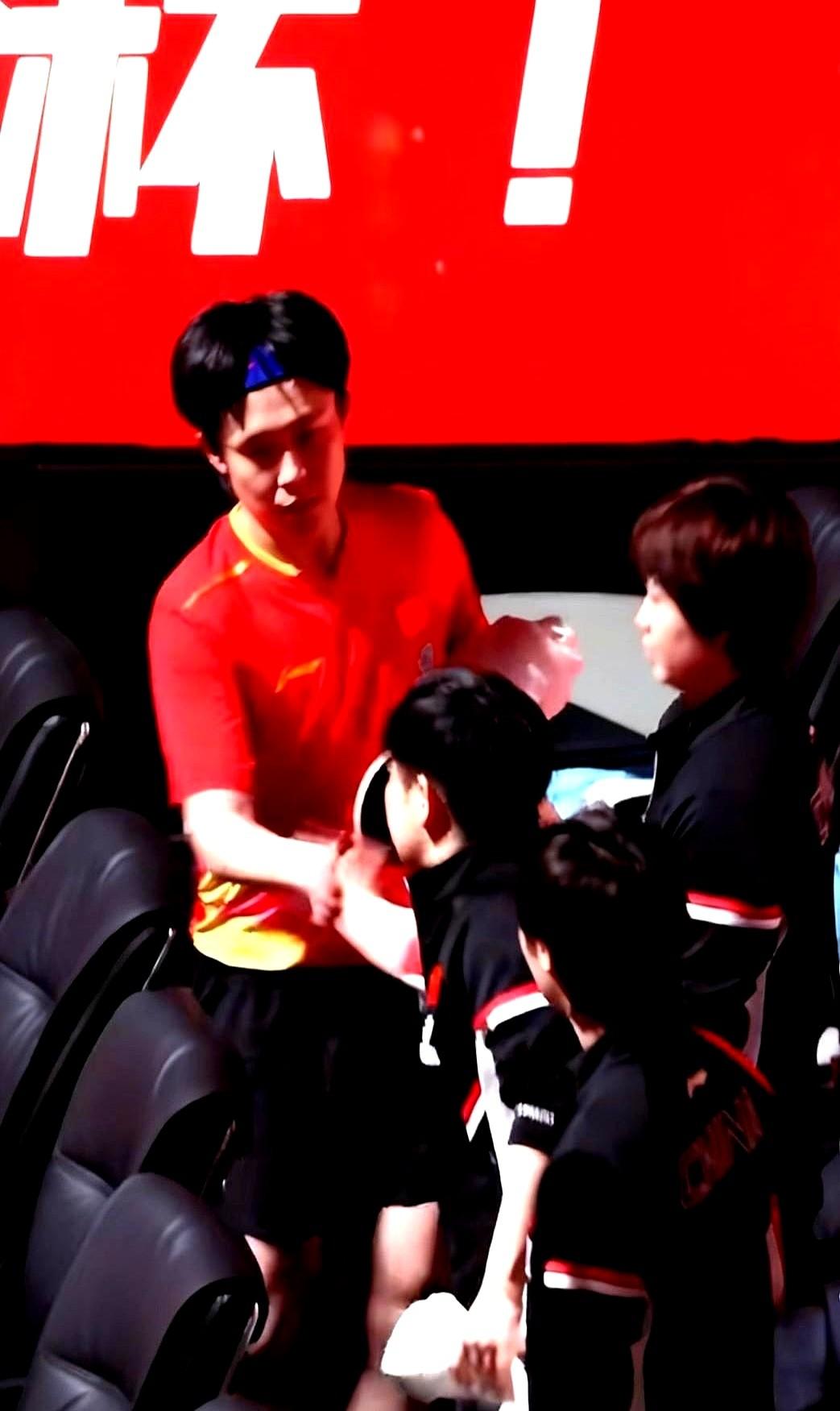 不知道你们有没有感觉，今晚他俩，那股劲儿，彻底变了。不是球场上的竞技状态变化