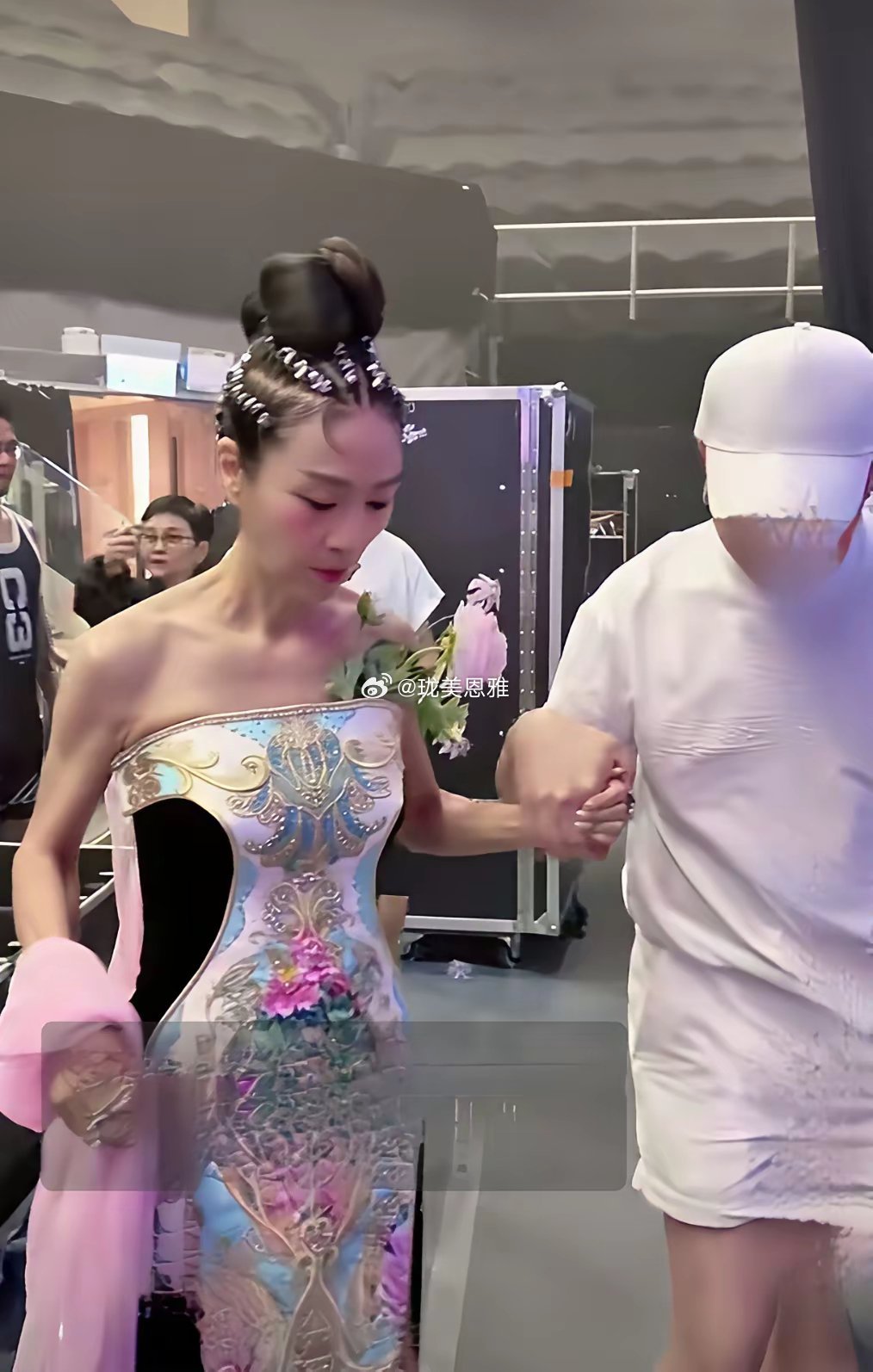 我不敢相信，这位身材苗条，颜值爆表的女性竟然已经是七十五岁高龄人了，真的让人惊叹